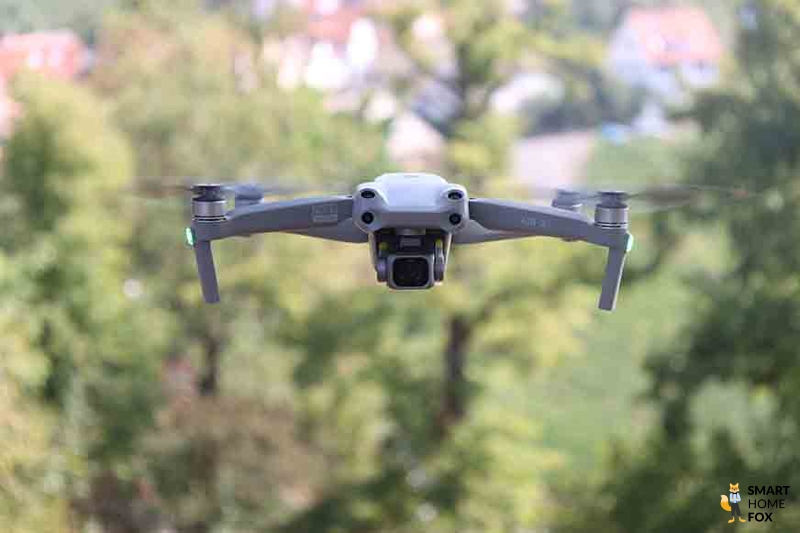 Die DJI Air 2S schwebt in der Luft.